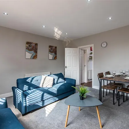 Holiday home 4br Home, Contractor Friendly With Parking