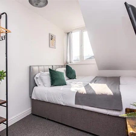 Holiday home 4br Home, Contractor Friendly With Parking *