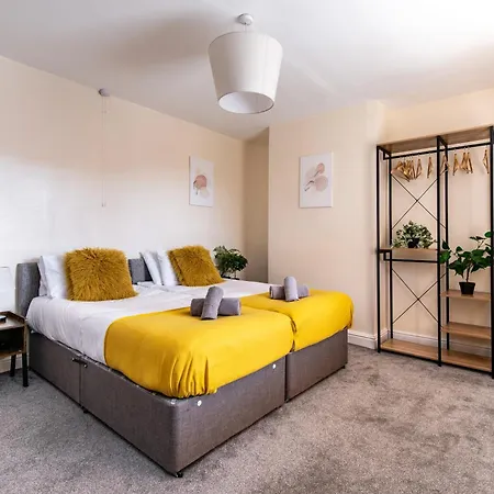 4br Home, Contractor Friendly With Parking * Bradford (West Yorkshire)
