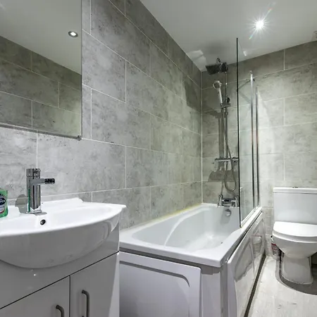 4br Home, Contractor Friendly With Parking Bradford (West Yorkshire)