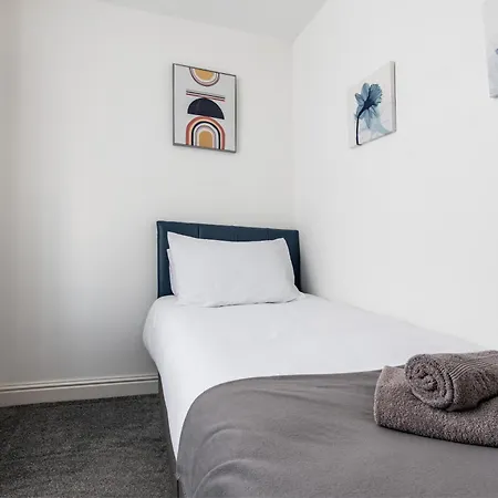 4br Home, Contractor Friendly With Parking * Bradford (West Yorkshire)